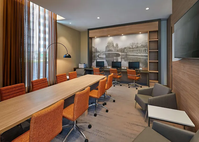 Hampton By Hilton Centre Alexanderplatz Otel 3*